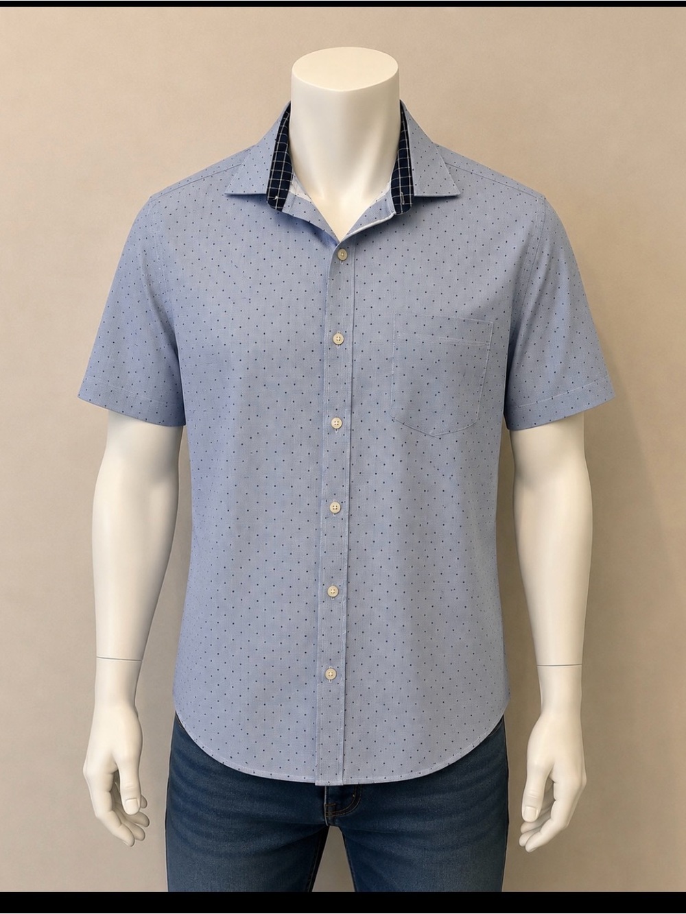 Van Heusen Men's Blue Short Sleeve button down shirt. EUC. Size 15- 15 1/2.